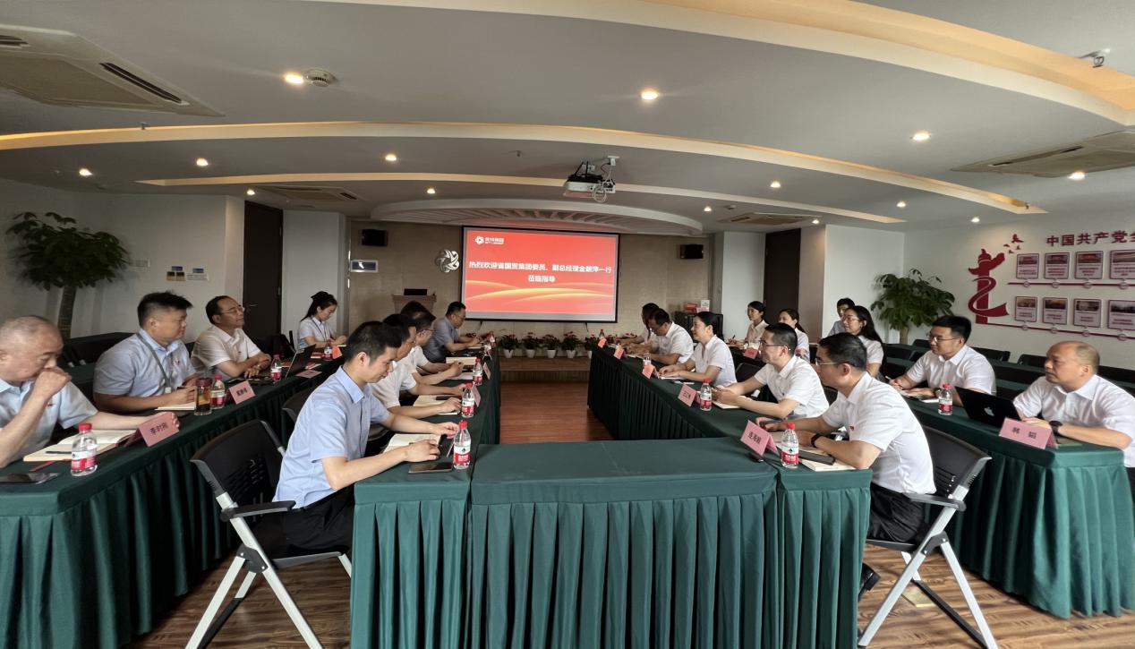 省國貿(mào)集團黨委委員、副總經(jīng)理金朝萍來英特生物宣講主題教育專題黨課